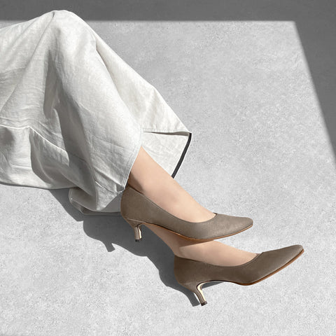 2025AW：iCoN COLORS：ポインテッドトゥ スエード パンプス（C57172）グレージュS/mamian（マミアン）