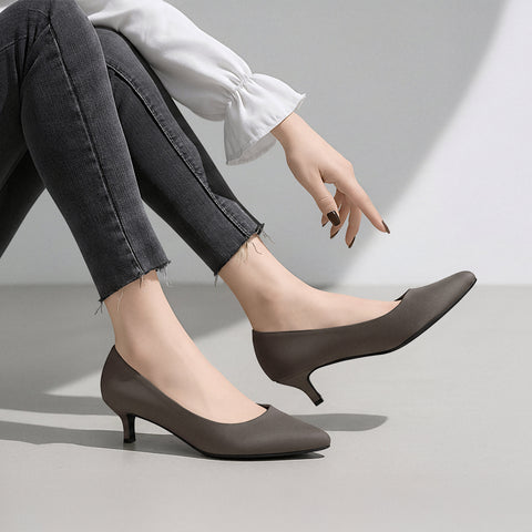 2025AW：ポインテッドトゥ スエードパンプス（m55225）チャコールS/mamian（マミアン）