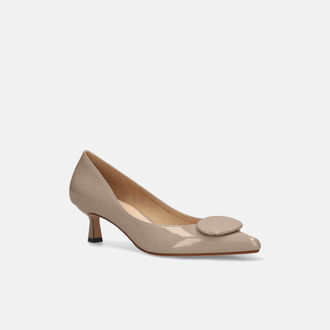 予約：2026SS：オーバルパーツ付き パンプス（m45022）グレージュE